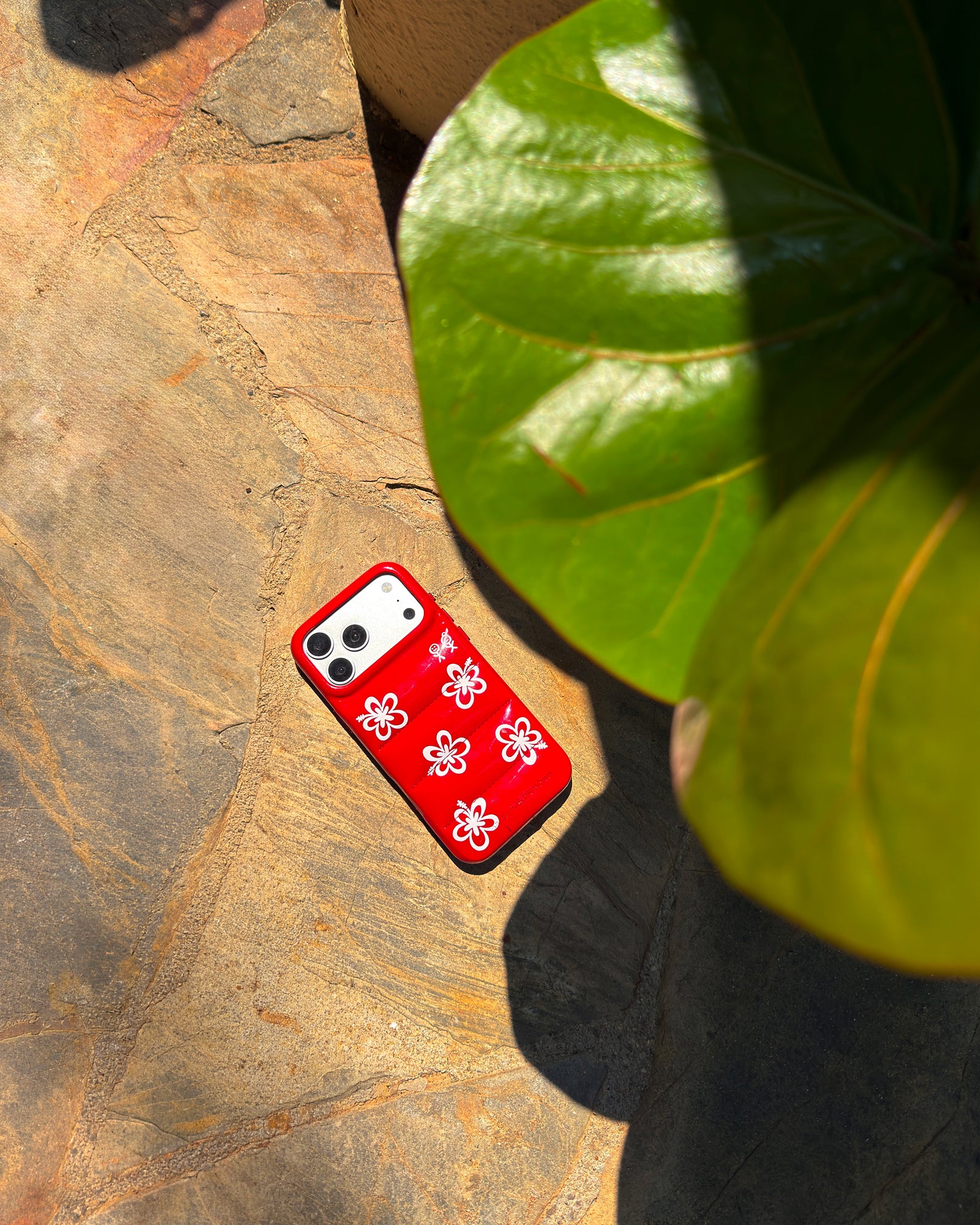 The Puffer Case® - Hibiscus 01 in Tropical Red