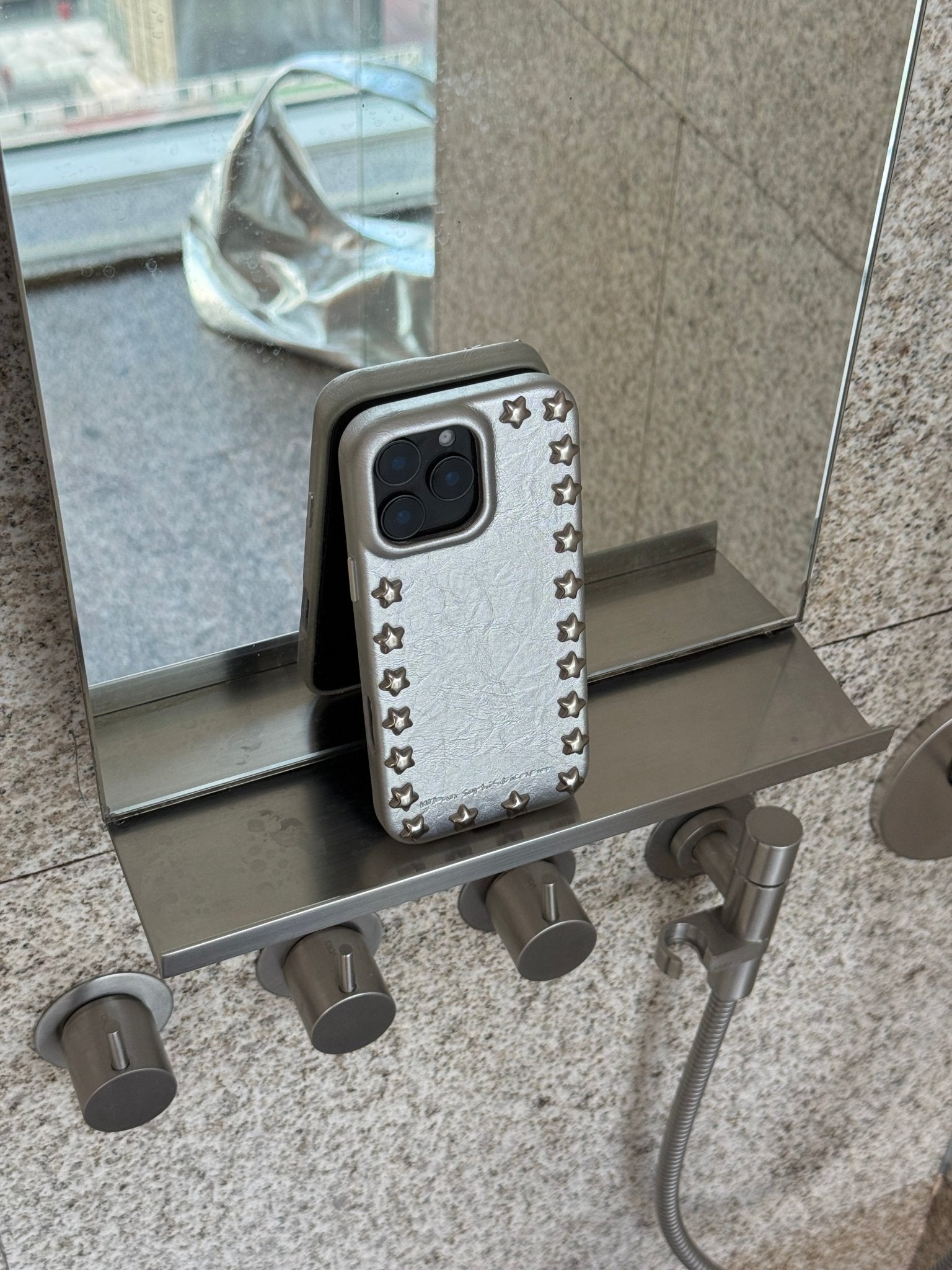 urban sophistication iPhone14Proケース シルバー the-puffer-case-mirror-989755.